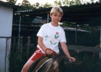 ... jede Möglichkeit auf einen Pferderücken 
zu kommen, wird genutzt. Hier bei Ramona und Uwe in Glebitsch im Sommer 1997. Aus der 
Begeisterung für Pferde soll später mal ein Hobby werden.